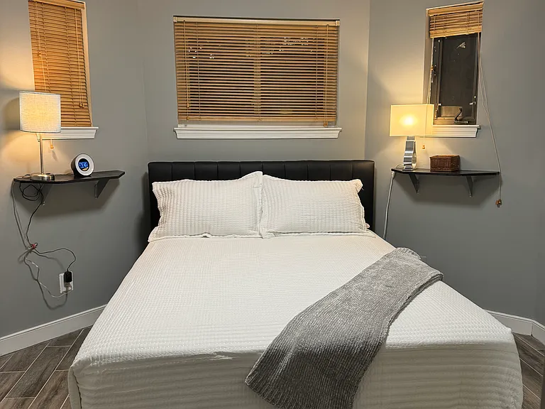 bedroom with queen bed