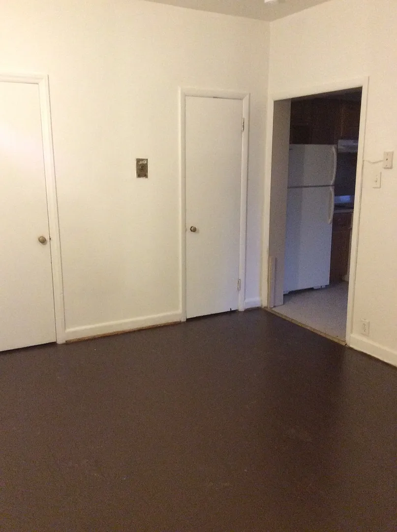 First floor in West End-Close to public transportation — Photo 4