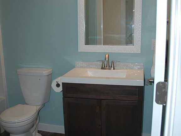 Bathroom pic 1