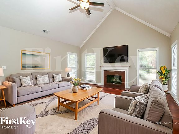 3rd image of 1020 Forest Hills Dr SE