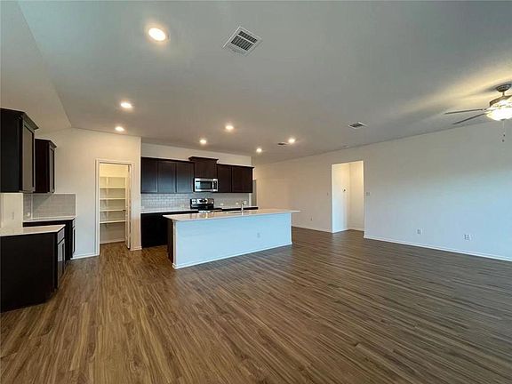 4th image of 110 Mountain Maple St