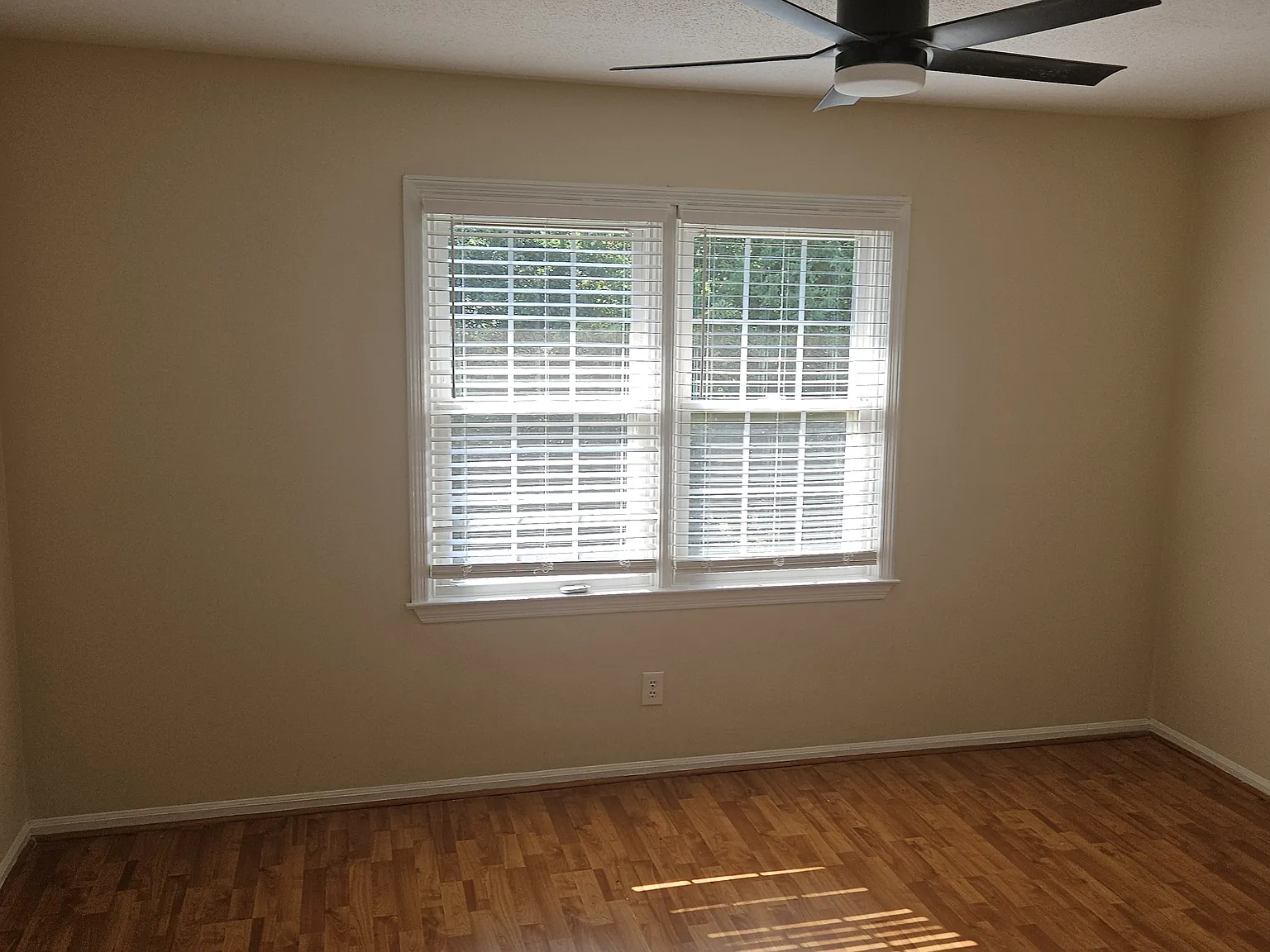 2 bed, 1.5 bath, 190 sqft, $1,300 — Photo 1