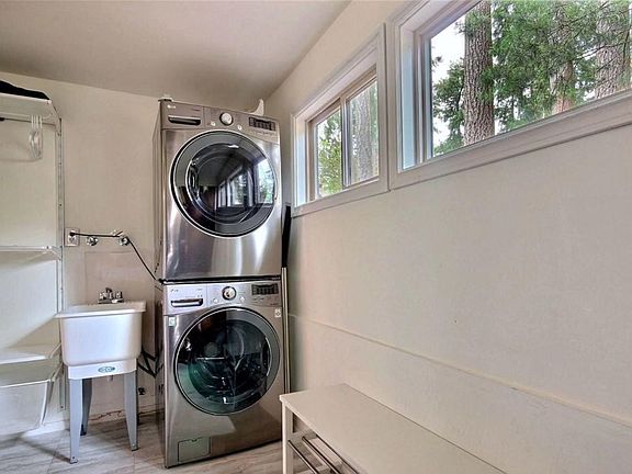 5th image of 909 208th Ave NE