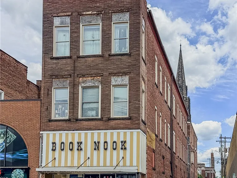 137 N Main St #B — Photo 1