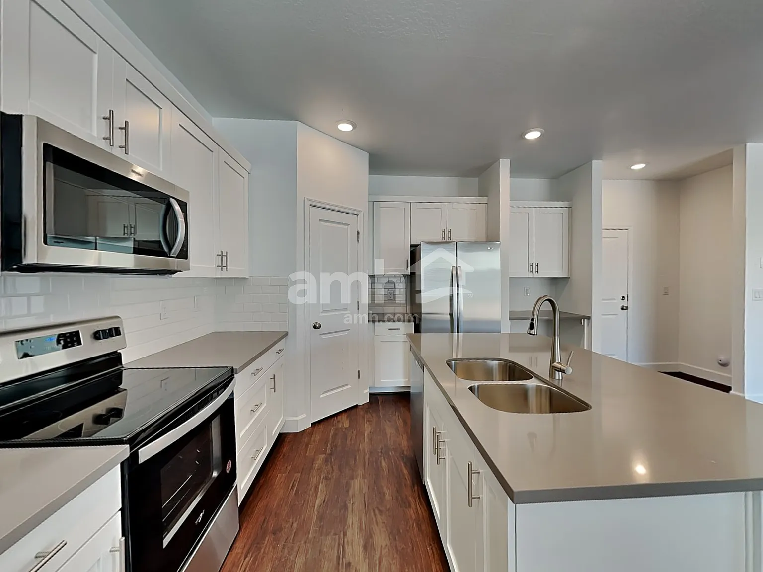 4 bed, 2.5 bath, 2087 sqft, $2,320 — Photo 3
