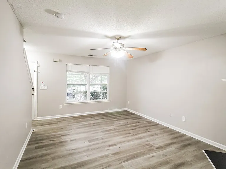 401 Kendall Ln — Photo 4