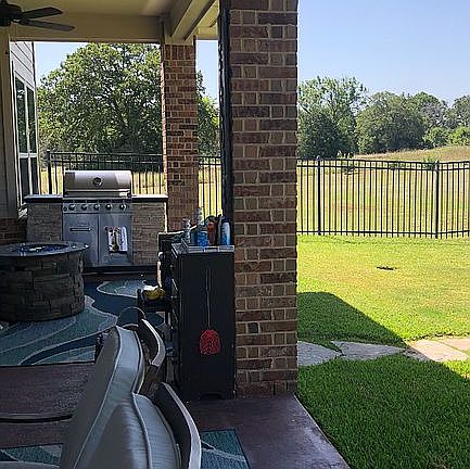 Large patio w/ Ceiling Fans 
