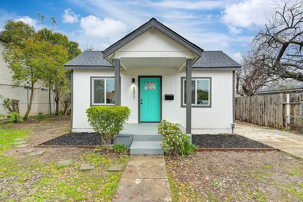 2277 Beaumont St — Photo 1
