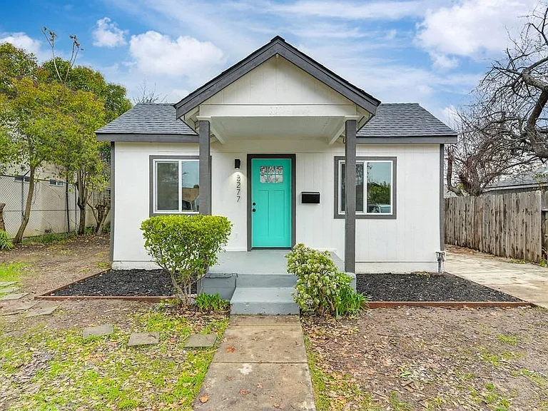 2277 Beaumont St — Photo 1