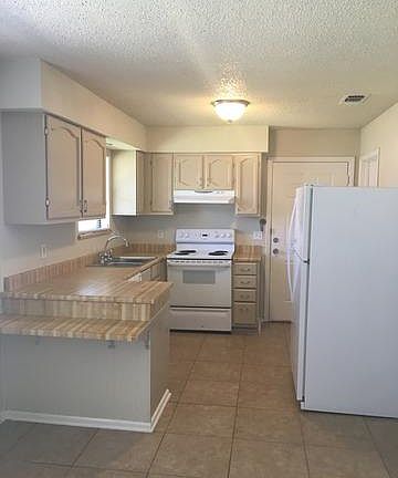 4th image of 703 Woodcrest Cir