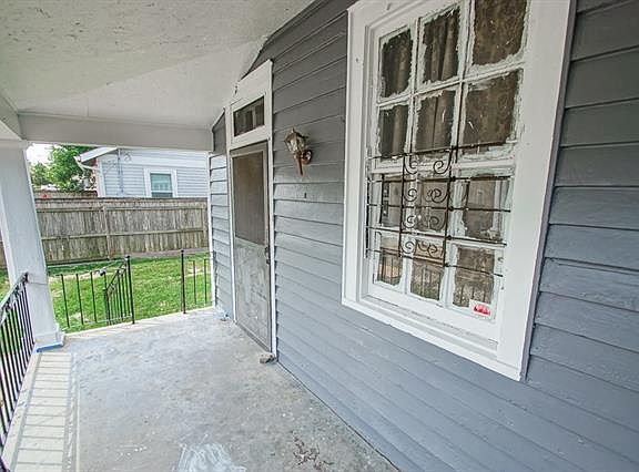 3rd image of 824 Pleasant St