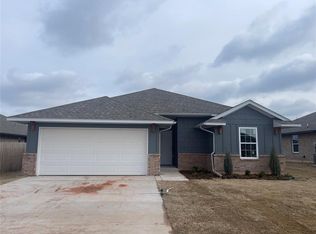924 S Appaloosa Ln, Mustang, OK 73064