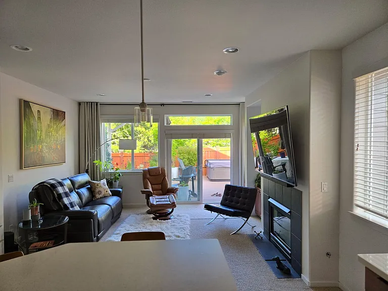 4146 Bainbridge Ct NE — Photo 3