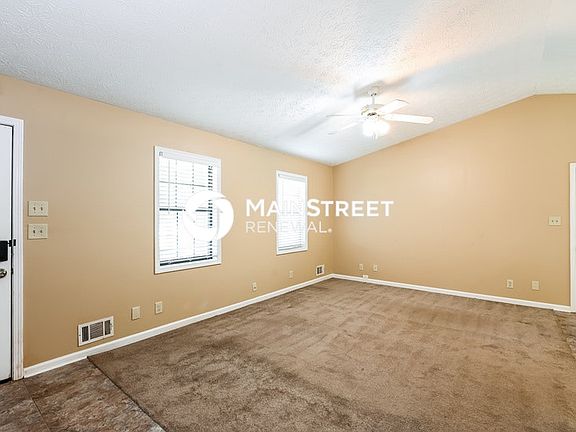 372 Kings Hill Ct SE