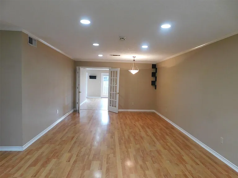 472 N Post Oak Ln — Photo 5