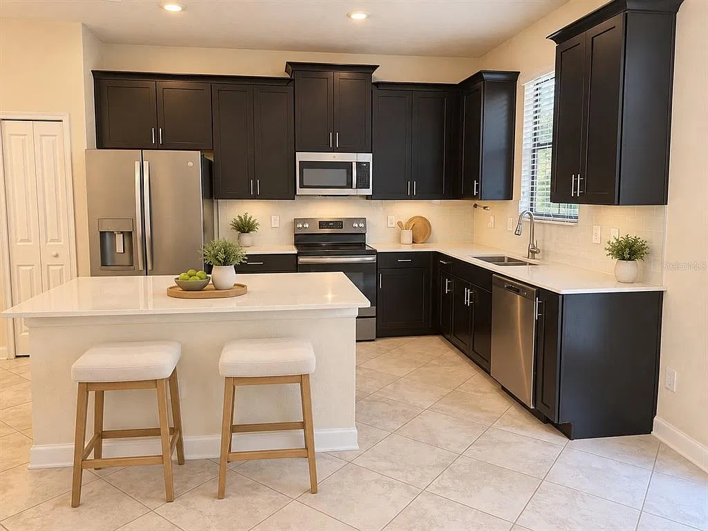 3 bed, 2.5 bath, 1915 sqft, $2,500 — Photo 3