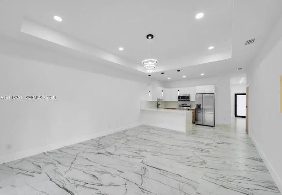 3 bed, 2.0 bath, 1213 sqft, $1,900 — Photo 2
