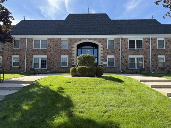 2101 Chateau COURT #206, Grafton, WI 53024