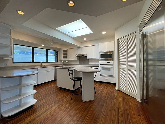 Kitchen w/ walk-in pantry