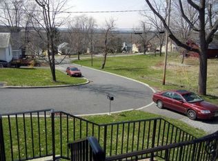 4 Olsen Ln, Clinton, NJ 08809