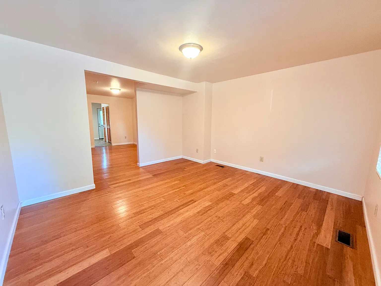 3 bed, 1176 sqft, $1,900 — Photo 2