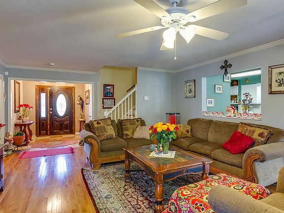 3rd image of 713 Lake Terrace Dr
