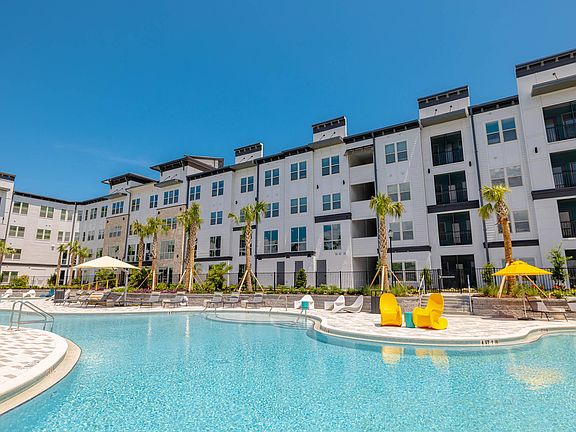 Relaxing Pool with Cabana, Wi-Fi, Sun Shelves & Grill Areas