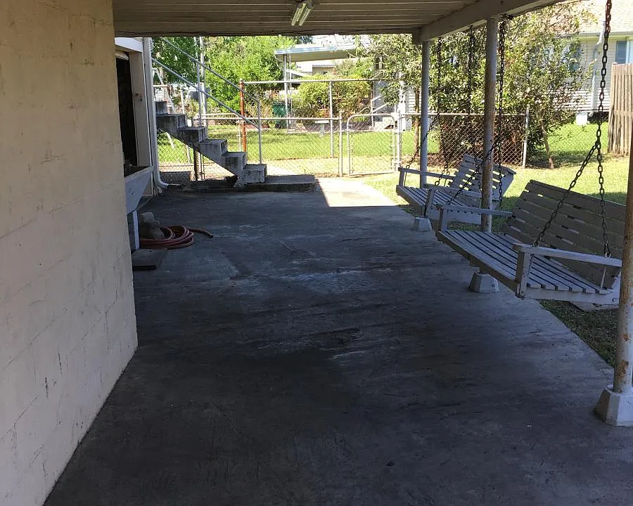 813 Westbank Expy
