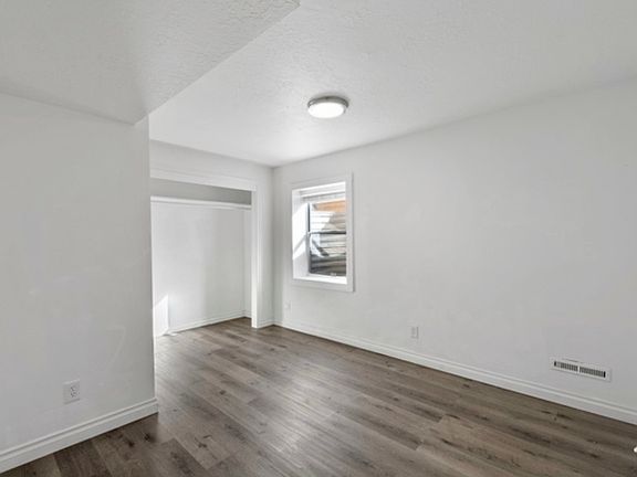 3rd image of 137 E Wentworth Ave #Basement