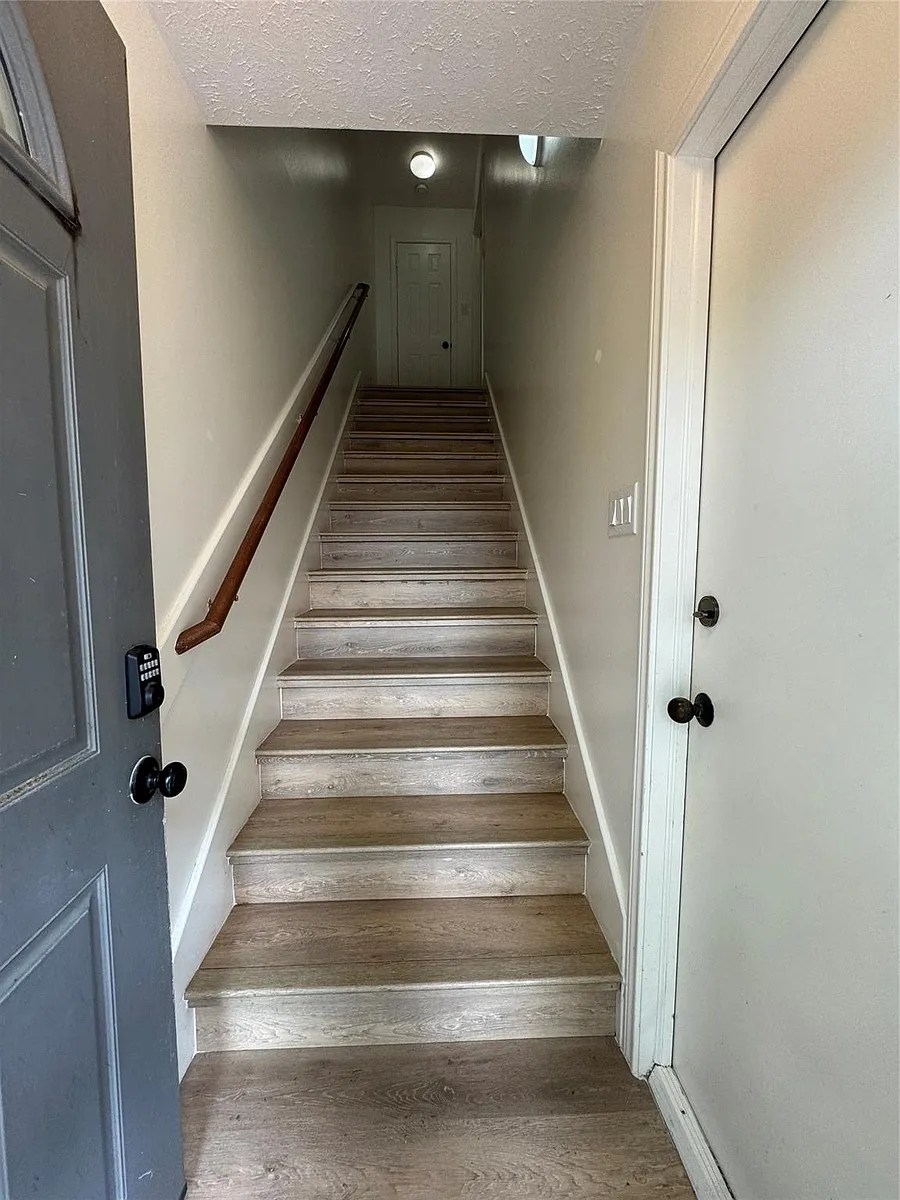 Building Photo - 2406 Elmen St #3