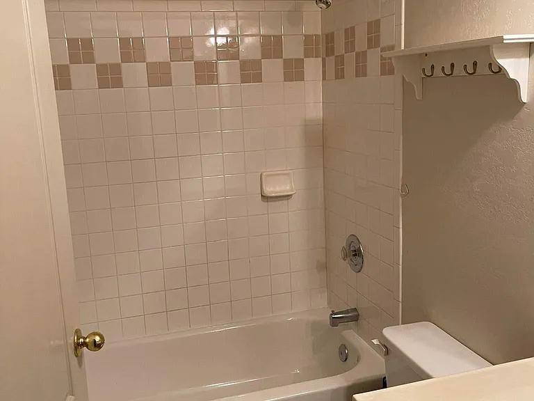 Guest full bath upstairs