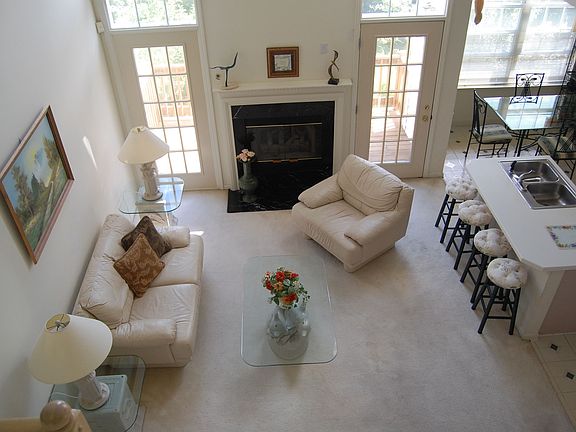 Family room w/fireplace
