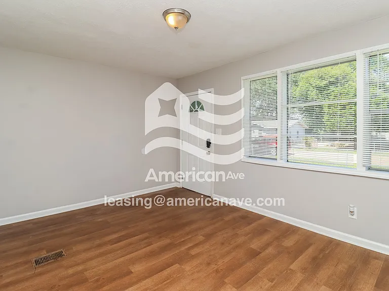 1542035_002_living_room_3.jpg