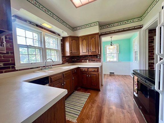 5th image of 26 Birch St NE