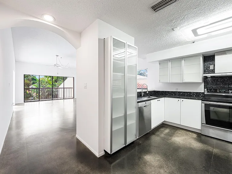 800 Hudson Ave #303 — Photo 6