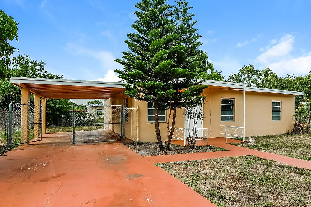 3 bed, 1.0 bath, 1062 sqft, $2,415 — Photo 3
