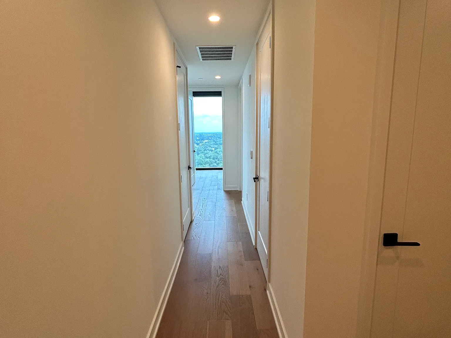 1 bed, 892 sqft, $3,050 — Photo 4