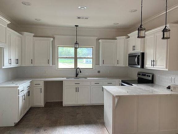 2nd image of 1002 Lindsey Ln