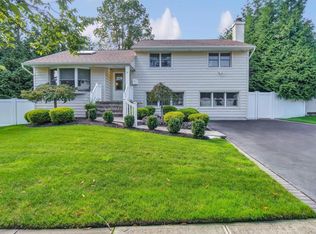 9 Holly Ln, Plainview, NY 11803