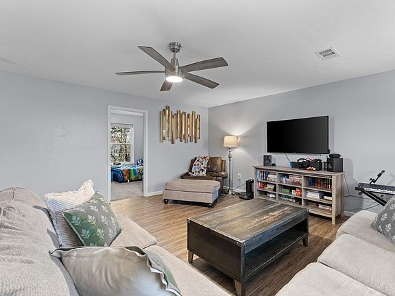 3rd image of 110 Howard Dr
