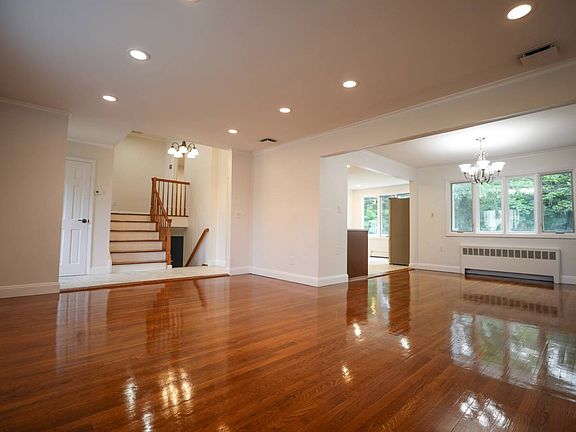 4th image of 62 Stuart Dr