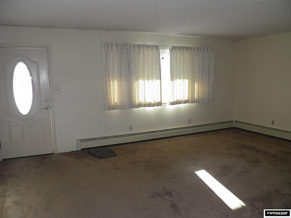 3rd image of 212 Mesquite Cir