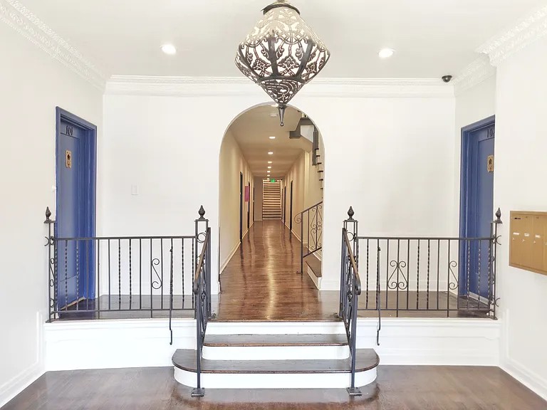1818 Whitley Ave #203 — Photo 17