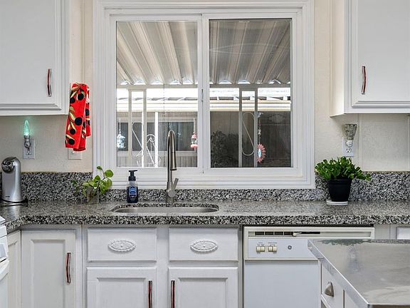 4th image of 605 Pringle Ave #36