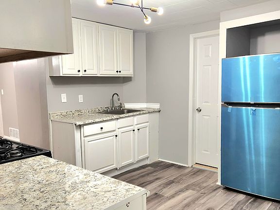 2nd image of 208 Oak St #2R