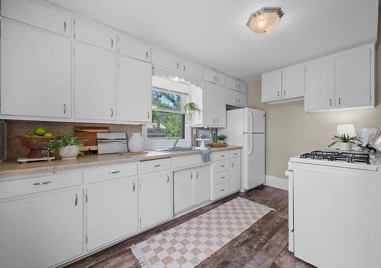 Charming 3 Bedroom - 1 Bath House! — Photo 1
