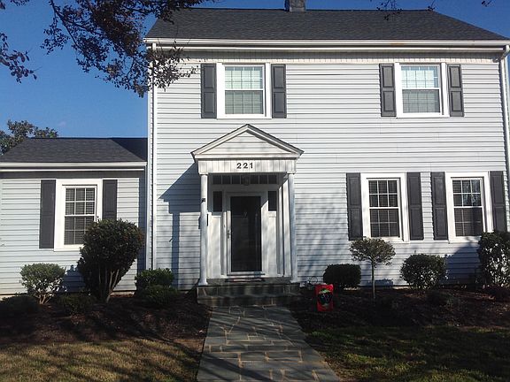 3rd image of 221 Howeland Cir