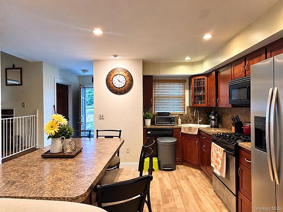 2nd image of 263 N 3rd Avenue