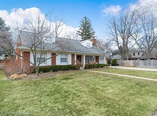 20145 Wedgewood Dr, Grosse Pointe Woods, MI 48236