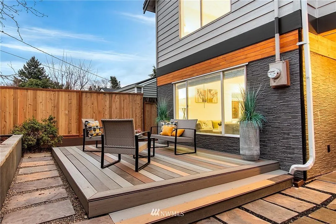 15th Ave SW, Seattle — Photo 3